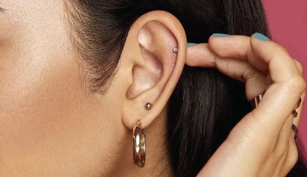 Lỗ xỏ khuyên bị đen