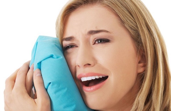 Lỗ xỏ khuyên khi nào chườm lạnh và khi nào chườm nóng?