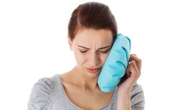 Lỗ xỏ khuyên khi nào chườm lạnh và khi nào chườm nóng?