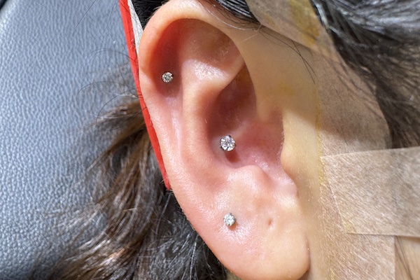 Lỗ xỏ khuyên tai đẹp là như thế nào?