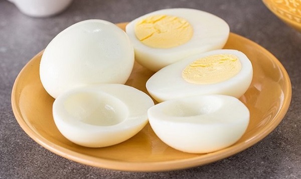 Lỗ xỏ khuyên bị bầm tím lăn trứng gà được không?