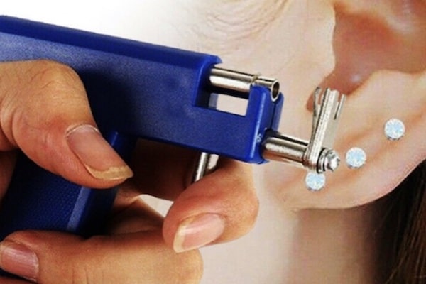 Xỏ khuyên hay bấm khuyên đau hơn?