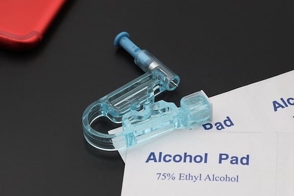 Xỏ khuyên hay bấm khuyên đau hơn?