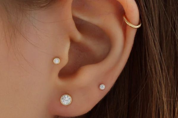 Mới bấm lỗ tai đeo vàng được không?