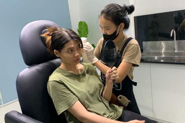 Con gái xỏ khuyên lưỡi để làm gì?