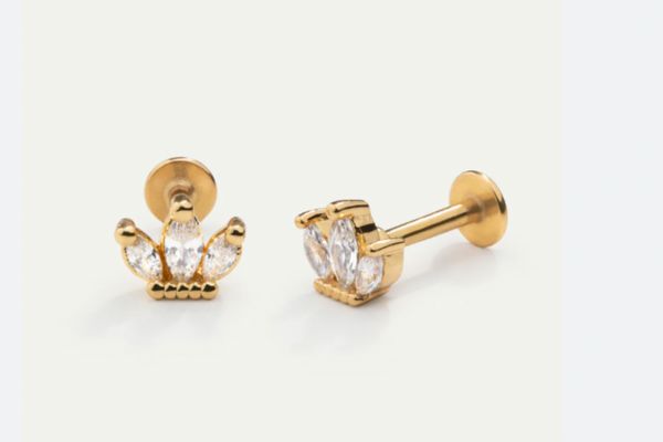 Mới bấm lỗ tai đeo vàng được không?