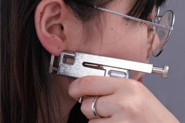 Mới bấm lỗ tai đeo vàng được không?