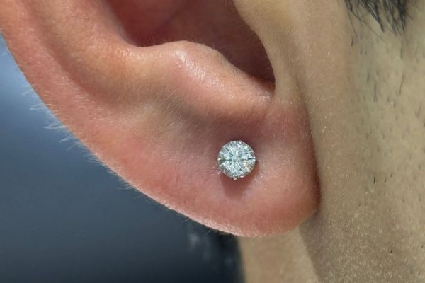 Mới bấm lỗ tai tháo ra được không?