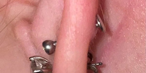 Mới xỏ khuyên có được tháo ra không?