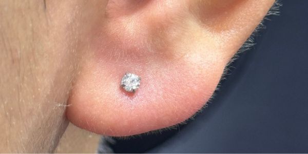 Mới xỏ khuyên tai tháo ra để ngủ được không?