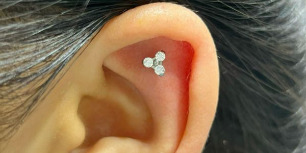 Mới xỏ khuyên tai tháo ra để ngủ được không?