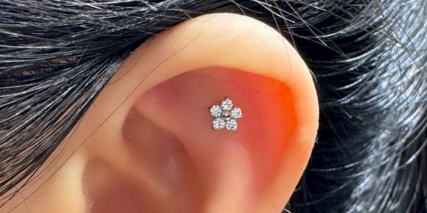 Mới xỏ khuyên tai tháo ra để ngủ được không?