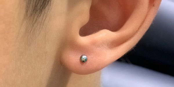 Mới xỏ khuyên tai tháo ra để ngủ được không?