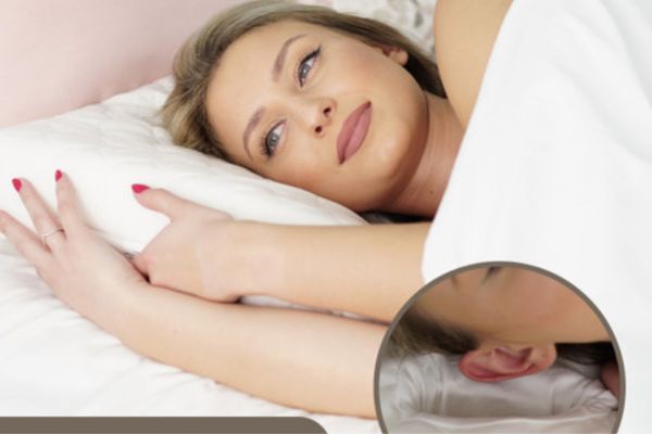 Mới xỏ khuyên tai tháo ra để ngủ được không?