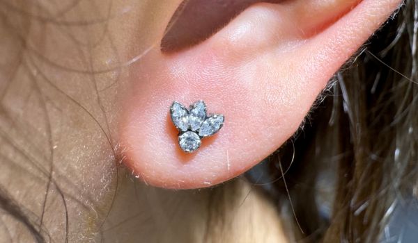 Mùng 1 Tết chọn bông tai màu gì để may mắn cả năm?