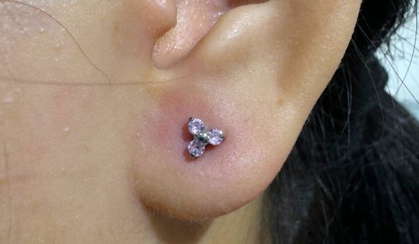 Mùng 1 Tết chọn bông tai màu gì để may mắn cả năm?