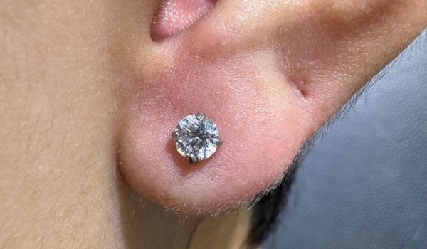 Mùng 1 Tết chọn bông tai màu gì để may mắn cả năm?