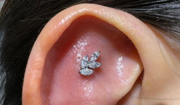 Mùng 1 Tết chọn bông tai màu gì để may mắn cả năm?