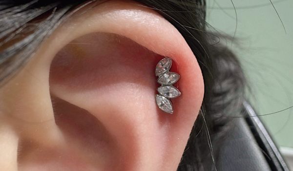 Mùng 1 Tết chọn bông tai màu gì để may mắn cả năm?