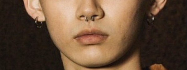 nam xỏ khuyên mũi đẹp trai