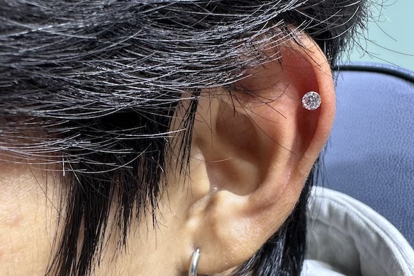 Hình ảnh khách nam xỏ khuyên tai - TinyBox xỏ khuyên