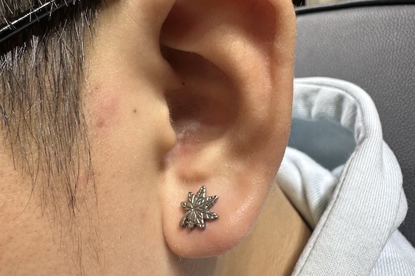 Hình ảnh khách nam xỏ khuyên tai - TinyBox xỏ khuyên