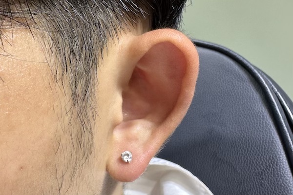 Hình ảnh khách nam xỏ khuyên tai - TinyBox xỏ khuyên