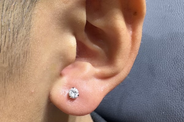 Hình ảnh khách nam xỏ khuyên tai - TinyBox xỏ khuyên