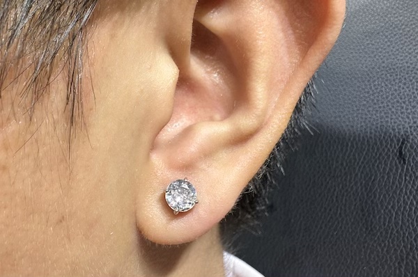 Hình ảnh khách nam xỏ khuyên tai - TinyBox xỏ khuyên