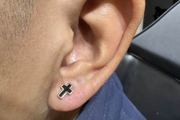 Hình ảnh khách nam xỏ khuyên tai - TinyBox xỏ khuyên