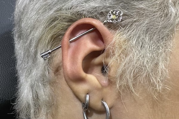 Hình ảnh khách nam xỏ khuyên tai - TinyBox xỏ khuyên