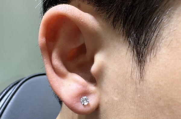 Hình ảnh khách nam xỏ khuyên tai - TinyBox xỏ khuyên