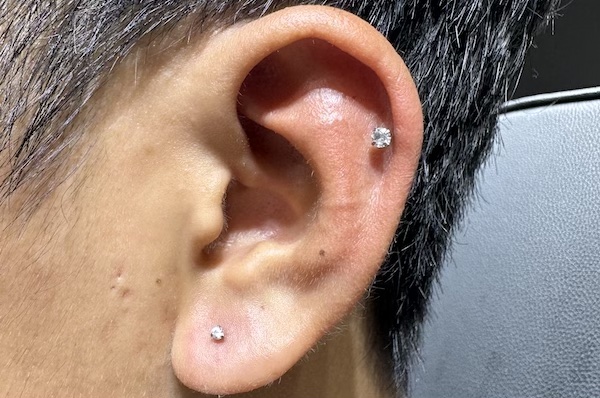 Hình ảnh khách nam xỏ khuyên tai - TinyBox xỏ khuyên