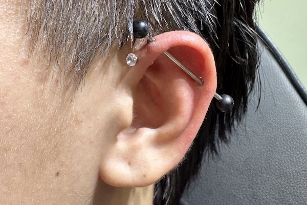 Hình ảnh khách nam xỏ khuyên tai - TinyBox xỏ khuyên