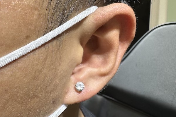 Hình ảnh khách nam xỏ khuyên tai - TinyBox xỏ khuyên