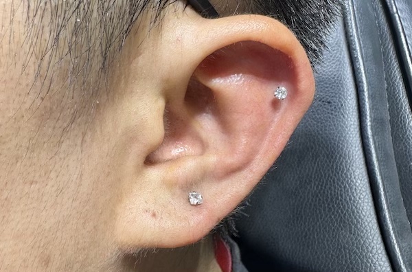 Hình ảnh khách nam xỏ khuyên tai - TinyBox xỏ khuyên