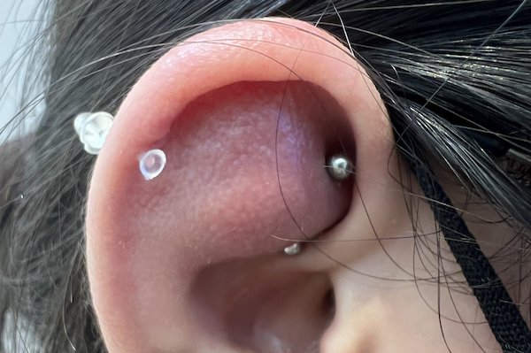 Tại sao xỏ khuyên tai không nên nhuộm tóc?