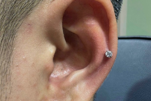 Nam xỏ khuyên tai mặt đá