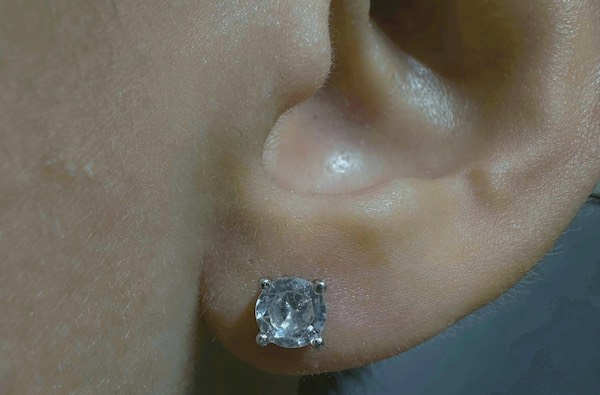 Nam xỏ khuyên tai mặt đá