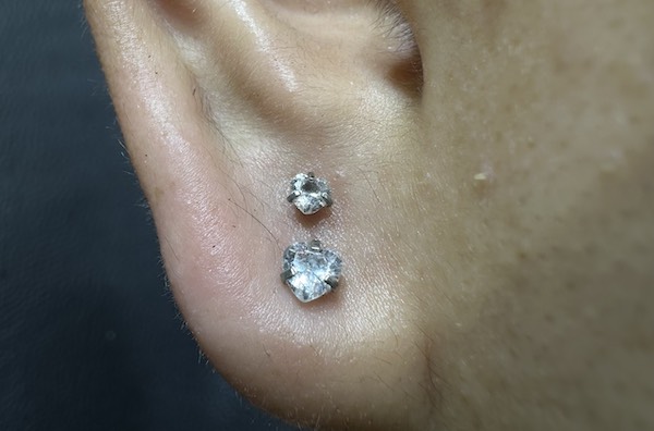 Nam xỏ khuyên tai mặt đá