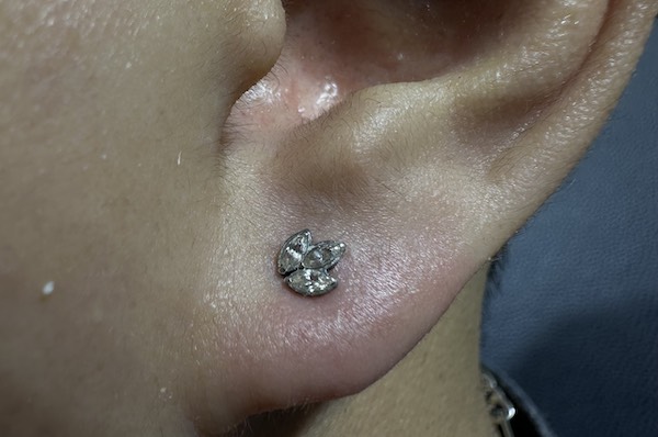 Nam xỏ khuyên tai mặt đá