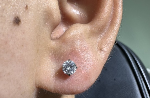 Nam xỏ khuyên tai mặt đá