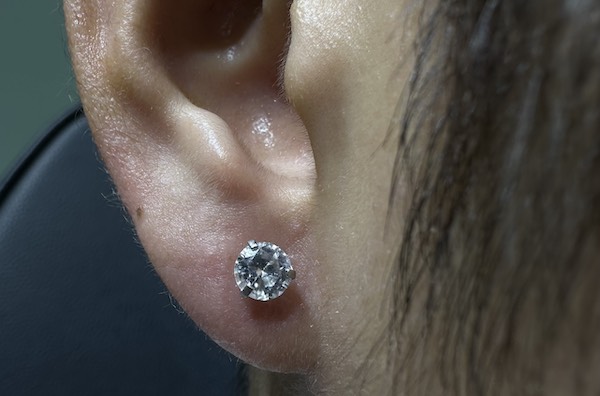 Nam xỏ khuyên tai mặt đá