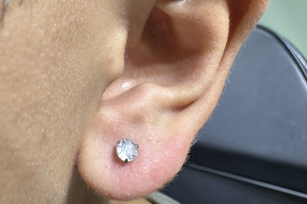 Nam xỏ khuyên tai mặt đá