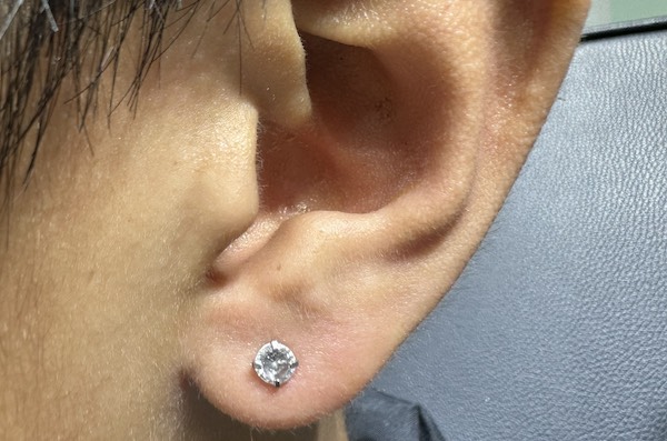 Nam xỏ khuyên tai mặt đá