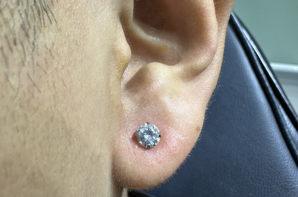 Nam xỏ khuyên tai mặt đá