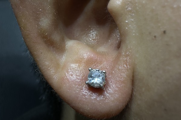 Nam xỏ khuyên tai mặt đá