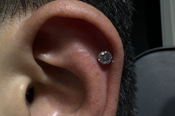 Nam xỏ khuyên tai mặt đá