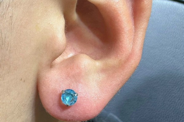 Nam xỏ khuyên tai mặt đá