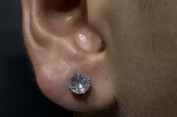 Nam xỏ khuyên tai mặt đá